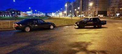 На кольце улиц Стаханова и Свиридова столкнулись два автомобиля