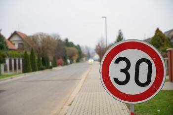 Скорость для авто в городах снизят до 30 км/ч