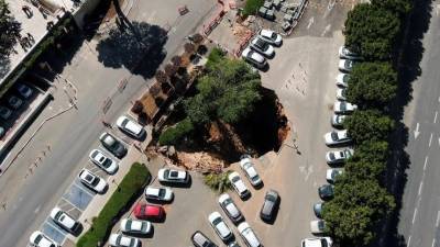 Три автомобиля провалились под землю в Иерусалиме