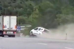 В Турции грузовик «нагло» столкнул с дороги лековое авто. ВИДЕО