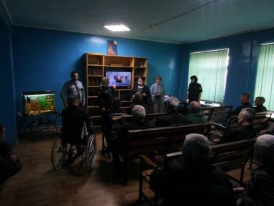 Осужденных инвалидов посетили сотрудники библиотеки для слепых
