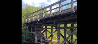 Аварийный мост в поселке Карелии может рухнуть в любой момент (ВИДЕО)