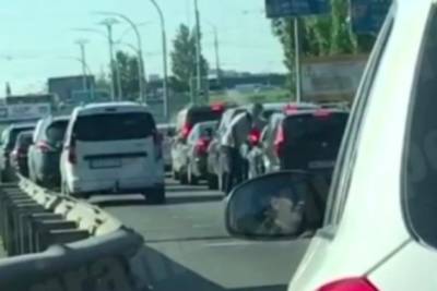 Водитель иномарки забрызгал газом другого водителя посреди проспекта в Киеве