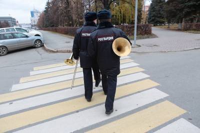 В Челябинске трое мужчин украли ковш от трактора и везли его улицам на телеге