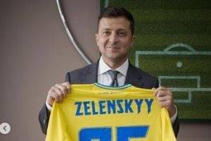 Зеленский сфотографировался с именной футболкой сборной Украины по футболу