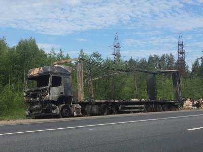 На трассе в Тверской области сгорела фура