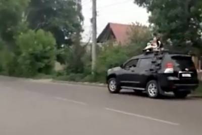 Курская прокуратура заинтересовалась женщиной, прокатившей троих детей на крыше внедорожника