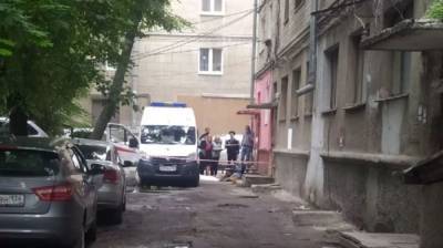 У пятиэтажки в центре Воронежа нашли труп мужчины