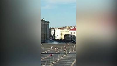 Владелец магазина дрифтовал на Дворцовой площади на "Мерседесе" - piter.tv - Санкт-Петербург