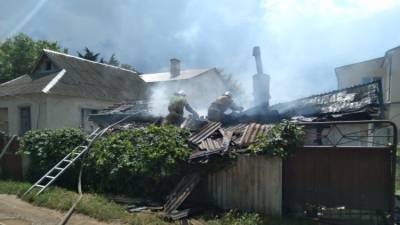 На востоке Крыма спасли женщину из горящей пристройки - фото