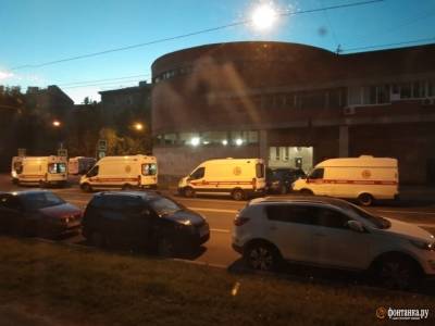 «Ждут по 3–4 часа»: в Петербурге очереди из скорых стоят теперь даже по ночам