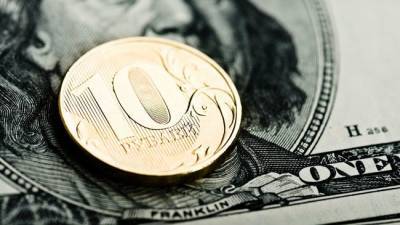 Доллар упал ниже 72 рублей впервые с июля 2020 года