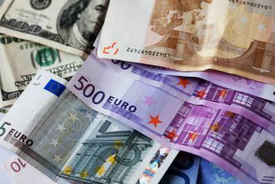 Евро и доллар сильно падают утром в среду