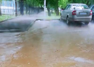 На севере Москвы из-за повреждения тепловой сети улицу затопило кипятком