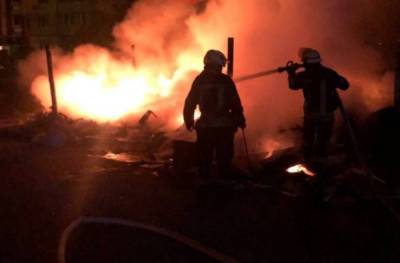 Масштабный пожар вспыхнул возле киевского рынка, кадры: слетелись спасатели