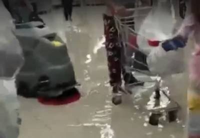 Продуктовый магазин затопило в Кстове