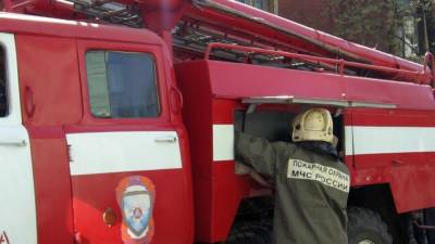 В Омске спасатели вывели из горящей многоэтажки 70 жильцов