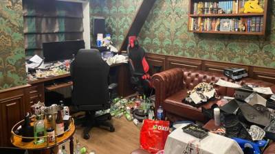 Грязь, окурки и бутылки: появились кадры из квартиры блогера Хованского