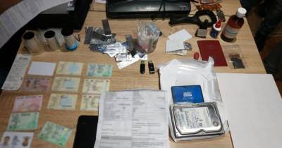 Отправляли по почте и оставляли в "закладках": в Киеве задержали мошенников, продававших поддельные документы