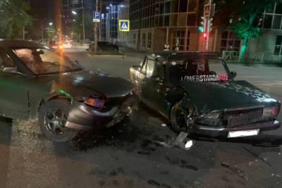 На улице Гагарина в Рязани столкнулись «семерка» и Mitsubishi, пострадали двое