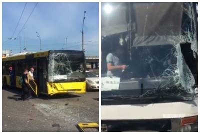 В Киеве столкнулись автобусы, выпали двери и окна разбиты вдребезги: кадры и что известно о пассажирах