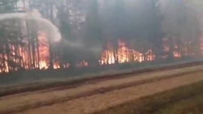 В Якутии все силы брошены на тушение лесного пожара рядом с поселком Хандыга
