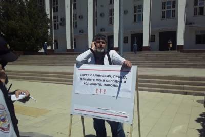 Дагестанский врач вновь пикетирует на площади
