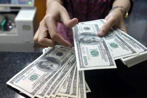 Курс доллара в обменниках упал до 27 грн