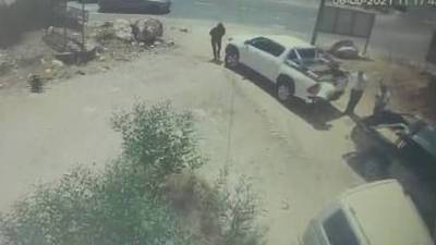 Средь бела дня: палестинец угнал машину из-под носа у водителя-израильтянина