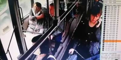 Камера в салоне автобуса запечатлела момент падения коляски с ребенком