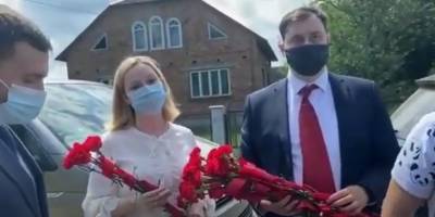 На Украине националисты не дали российским дипломатам возложить цветы к памятнику Пушкину