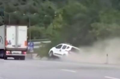 В Турции грузовик «нагло» столкнул с дороги лековое авто (ВИДЕО)
