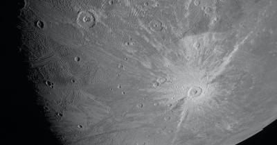 Зонд "Юнона" прислал первое за 20 лет фото Ганимеда — ледяной луны Юпитера