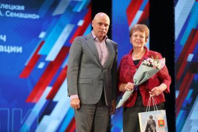 Игорь Артамонов вручил государственные награды жителям области