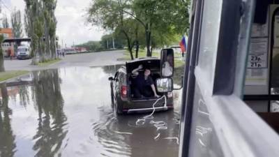В Воронеже маршрутка с пассажирами утонула в луже
