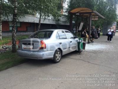 В Москве легковушка протаранила автобусную остановку