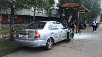 Автомобиль въехал в остановку на Живописной улице в Москве