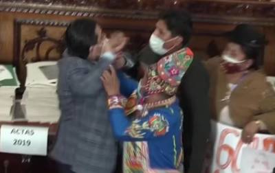 Эво Моралес - Аньес Жанин - В парламенте Боливии подрались депутаты - korrespondent.net - Боливия - Парламент