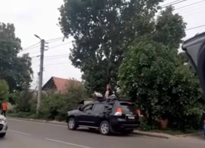 Прокатившей троих детей на крыше внедорожника матерью из Курска занялась прокуратура
