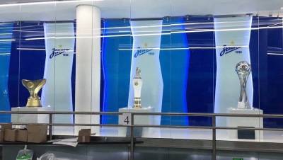 Станцию метро "Зенит" украсили кубками сине-бело-голубых
