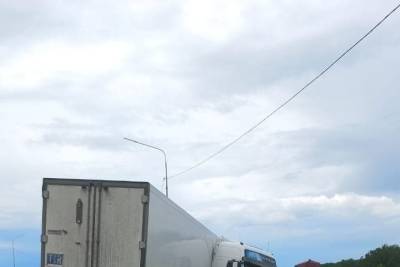 Столкновение легковушки с грузовиком под Саратовом: пострадали трое взрослых и ребенок