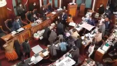 Боливийские парламентарии подрались во время обсуждения дела о госперевороте