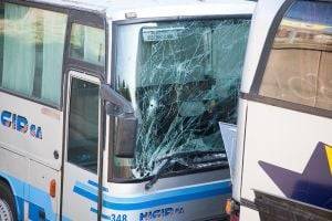 В Киеве лоб в лоб столкнулись два автобуса. ВИДЕО
