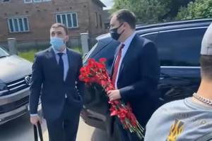 Под Львовом активисты не дали российским дипломатам возложить цветы к памятнику Пушкину