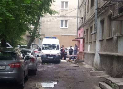 У подъезда дома в центре Воронежа обнаружили труп 36-летнего мужчины