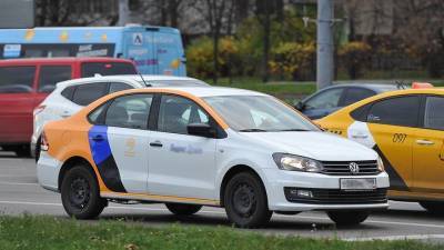 Дептранс заявил о росте числа поездок на каршеринге и такси в Москве