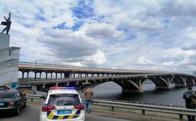 В Киеве из-за подозрительного предмета перекрывали мост Метро