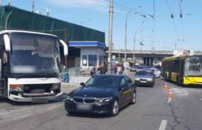 В Киеве лоб в лоб столкнулись автобусы: есть пострадавшие. ФОТО