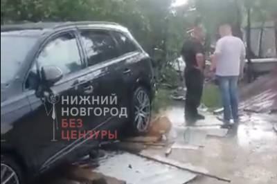 Машина протаранила забор жилого дома в Дзержинске