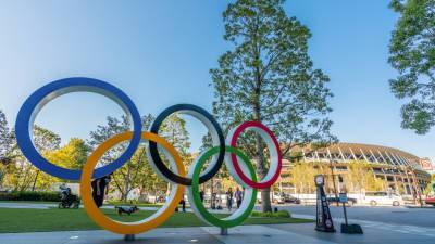 Спортдайджест: в Токио выступит команда беженцев, олимпийские волонтеры получили форму, фотограф пробежал 100 м быстрее спортсменов